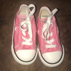 girls converse one star